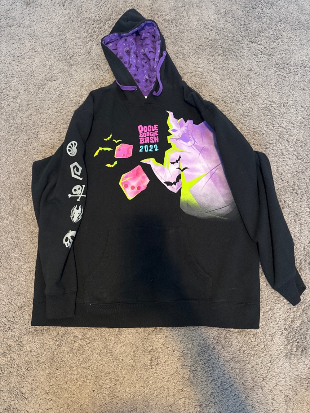 2022 oogie boogie bash hoodie sz XL (glow in the dark)